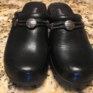 Minnetonka Slip-On Clogs / Mules Women's Size 7 Black Leather Upper